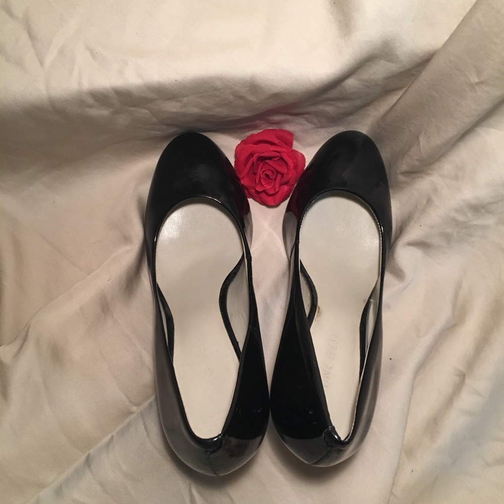 DONATED Black Heels - Picture 2 of 4